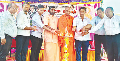 ಚಂದೂಪುರ ಗ್ರಾಮದಲ್ಲಿ ಆಶಯ್ ಮಧು ಜಿ.ಮಾದೇಗೌಡರ ಅಭಿಮಾನಿಗಳ ಬಳಗ ಆಯೋಜಿಸಿದ್ದ ಆರೋಗ್ಯ ಶಿಬಿರವನ್ನು ಕೆಂಗೇರಿಯ ವಿಶ್ವ ಒಕ್ಕಲಿಗ ಸಂಸ್ಥಾನ ಮಠದ ಪೀಠಾಧ್ಯಕ್ಷ ಡಾ. ನಿಶ್ಚಲಾನಂದನಾಥ ಸ್ವಾಮೀಜಿ ಉದ್ಘಾಟಿಸಿದರು. ಎಂಎಲ್‌ಸಿ ಮಧು ಜಿ. ಮಾದೇಗೌಡ, ಆಶಯ್ ಮಾದೇಗೌಡ ಇತರರು ಇದ್ದರು.