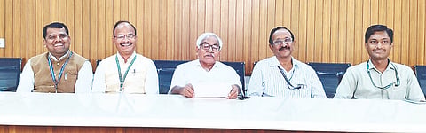 ಸುದ್ದಿಗೋಷ್ಠಿಯಲ್ಲಿ ಪರೀಕ್ಷಾ ನಿಯಂತ್ರಕ ಕೆ.ಸಿ.ಸುಂದ್ರೇಶ್, ಉಪ ಪರೀಕ್ಷಾ ನಿಯಂತ್ರಕ ಡಾ.ಕೆ.ಟಿ.ಗಣೇಶ್ ಇದ್ದರು.