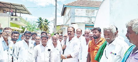 ಕೆ.ಶೆಟ್ಟಹಳ್ಳಿಯಲ್ಲಿ ಲೋಕೋಪಯೋಗಿ ಇಲಾಖೆಯಿಂದ ಗ್ರಾಮ ಪರಿಮಿತಿ ರಸ್ತೆ ಮತ್ತು ಚರಂಡಿ ನಿರ್ಮಾಣ ಕಾಮಗಾರಿಗೆ ಶಾಸಕ ಕದಲೂರು ಉದಯ್ ಭೂಮಿಪೂಜೆ ನೆರವೇರಿಸಿದರು. ಬಿ.ಬಸವರಾಜು, ಎ.ಎಸ್.ರಾಜೀವ್, ಹರೀಶ್ ಬಾಬು, ಪ್ರಜಾಪ್ರಿಯ ವೆಂಕಟೇಶ್ ಇದ್ದರು.