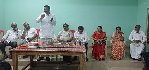 ಗುಡ್ಡೆಹೊಸೂರು ಗ್ರಾಮ ಪಂಚಾಯಿತಿ ಸಮೀಪ ಕಾಂಗ್ರೆಸ್ ಕಾರ್ಯಕರ್ತರ ಸಭೆ ಆಯೋಜಿಸಲಾಗಿತ್ತು. ಕುಶಾಲನಗರ ಬ್ಲಾಕ್ ಕಾಂಗ್ರೆಸ್ ಅಧ್ಯಕ್ಷ ವಿ.ಪಿ.ಶಶಿಧರ್ , ಜಿ.ಪಂ.ಮಾಜಿ ಅಧ್ಯಕ್ಷೆ ಕೆ.ಪಿ.ಚಂದ್ರಕಲಾ, ನೆಲ್ಲಿಹುದಿಕೇರಿ ಪಂಚಾಯಿತಿ ಮಾಜಿ ಅಧ್ಯಕ್ಷ ಹಖೀಂ, ತಾಲೂಕು ಅಕ್ರಮ ಸಕ್ರಮ ಸಮಿತಿ ಅಧ್ಯಕ್ಷ ಗೋವಿಂದಪ್ಪ, ಗುಡ್ಡೆಹೊಸೂರು ಪಂಚಾಯಿತಿ ಮಾಜಿ ಅಧ್ಯಕ್ಷೆ ರುಕ್ಮಿಣಿ, ಬ್ಲಾಕ್ ಕಾಂಗ್ರೆಸ್ ಮಾಜಿ ಅಧ್ಯಕ್ಷ ಚಂದ್ರಶೇಖರ್, ಮಲ್ಲಿಕಾರ್ಜುನ, ನಂಗಾರು ಜಗ್ಗ ಇದ್ದರು.