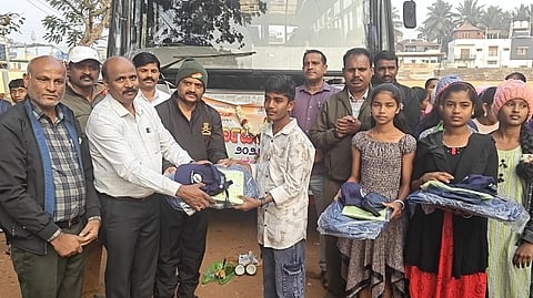 ಕುಶಾಲನಗರ ಬಳಿಯ ಗುಮ್ಮನಕೊಲ್ಲಿ ಸರ್ಕಾರಿ ಹಿರಿಯ ಪ್ರಾಥಮಿಕ ಶಾಲೆಯಲ್ಲಿ ಆಯೋಜಿಸಿದ್ದ ಮಕ್ಕಳ ಕಲಿಕಾ ಹಬ್ಬದಲ್ಲಿ ಬಿಇಒ ಎಂ.ಕೃಷ್ಣಪ್ಪ ಚಾಲನೆ ನೀಡಿದರು. ಟಿ.ಈ ವಿಶ್ವನಾಥ್, ಪ್ರೌಢಶಾಲಾ ಮುಖ್ಯ ಶಿಕ್ಷಕ ಟಿ.ಜಿ.ಪ್ರೇಮಕುಮಾರ್, ಮುಖ್ಯ ಶಿಕ್ಷಕಿ ಸಾಕಮ್ಮ, ಎಸ್‌ಡಿಎಂಸಿ ಅಧ್ಯಕ್ಷೆ ರಮ್ಯಾ ಇತರರು ಇದ್ದರು.