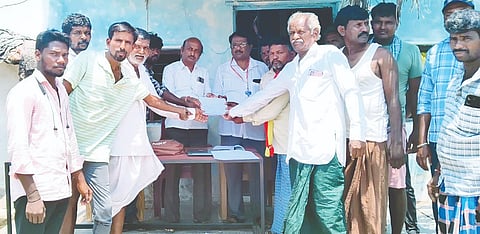 ಕುಷ್ಟಗಿ ಸಮೀಪದ ಹುಲಿಯಾಪುರ ಗ್ರಾಮಸ್ಥರು ಆಹಾರ ಇಲಾಖೆ ಶಿರಸ್ತೇದಾರ್ ಚನ್ನಬಸಪ್ಪ ಹಟ್ಟಿ, ಆಹಾರ ನಿರೀಕ್ಷಕ ರಮೇಶ ತಾಳಕೇರಿಗೆ ಮನವಿ ಸಲ್ಲಿಸಿದರು. ಪ್ರಮುಖರಾದ ರಮೇಶ್, ಕರೀಂಸಾಬ್, ಹುಸೇನ್‌ಸಾಬ್ ಇತರರಿದ್ದರು.