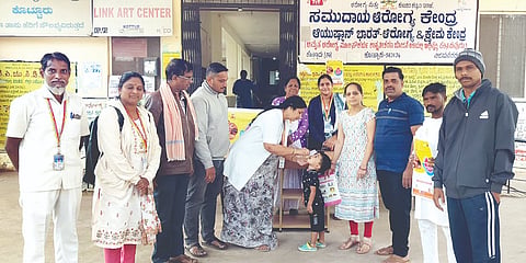 ಕೊಟ್ಟೂರು ಸಮುದಾಯ ಆರೋಗ್ಯ ಕೇಂದ್ರದಲ್ಲಿ ಪೋಲಿಯೋ ಅಭಿಯಾನ ಕಾರ್ಯಕ್ರಮದಲ್ಲಿ ಡಾ.ಕರುಣಾ ಮಗುವಿಗೆ ಲಸಿಕೆ ಹಾಕಿದರು. 