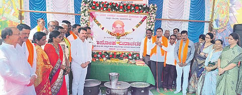 ಕೂಡ್ಲಿಗಿ ಮದಕರಿ ವೃತ್ತದಲ್ಲಿ ಅಖಿಲ ಭಾರತ ವೀರಶೈವ ಲಿಂಗಾಯತ ಮಹಾಸಭಾದಿಂದ ಆಯೋಜಿಸಿದ್ದ ಡಾ.ಶಿವಕುಮಾರ ಸ್ವಾಮೀಜಿ ಪುಣ್ಯ ಸ್ಮರಣೆ ಕಾರ್ಯಕ್ರಮದಲ್ಲಿ ಶಾಸಕ ಡಾ.ಎನ್.ಟಿ.ಶ್ರೀನಿವಾಸ್ ಮಾತನಾಡಿದರು. 