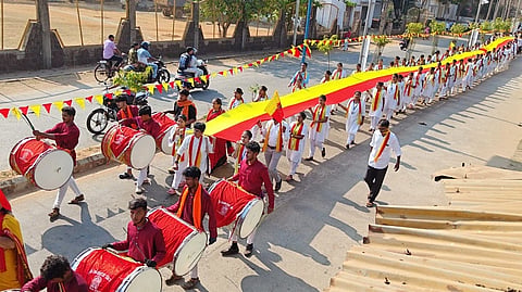 ಕನ್ನಡ ಧ್ವಜದ ಮೆರವಣಿಗೆ ಗಮನ ಸೆಳೆಯಿತು. 