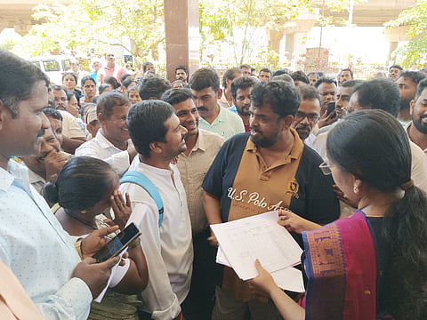 ಶಾಸಕ ಸತೀಶ ಸೈಲ್‌ ಜಿಲ್ಲಾಧಿಕಾರಿ ಕೆ.ಲಕ್ಷ್ಮೀಪ್ರಿಯಾ ಅವರು ಗ್ರಾಮಸ್ಥರ ಸಮಸ್ಯೆ ಆಲಿಸಿದರು. 