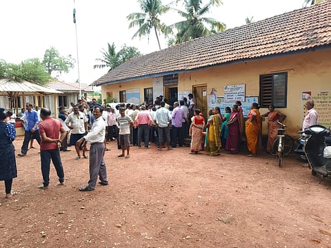 ಕುಡಿಯುವ ನೀರು ಹಾಗೂ ವಿದ್ಯುತ್ ಸಮಸ್ಯೆ ಪರಿಹಾರವಾಗದ ಬಗ್ಗೆ ಆಕ್ರೋಶಗೊಂಡ ಗ್ರಾಮಸ್ಥರು ಗ್ರಾಪಂಗೆ ಮುತ್ತಿಗೆ ಹಾಕಿ ಪ್ರತಿಭಟನೆ ನಡೆಸಿ, ಬೀಗ ಹಾಕಲು ಮುಂದಾದ ಘಟನೆ ತಾಲೂಕಿನ ಗಾಢಸಾಯಿಯಲ್ಲಿ ನಡೆದಿದೆ. 