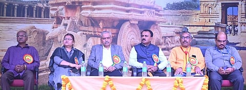 ಕೆಜಿಎಫ್​ ನಗರದ ಬೆಮೆಲ್​ ಕೇಂದ್ರೀಯ ವಿದ್ಯಾಲಯದಲ್ಲಿ ಹಮ್ಮಿಕೊಂಡಿದ್ದ ರಾಜ್ಯೋತ್ಸವದಲ್ಲಿ ಕನ್ನಡ ಮಿತ್ರರು ಸಂಸ್ಥೆಯ ಉಪಾಧ್ಯಕ್ಷ ಎಂ.ವಿ. Kannada ಗೋಪಾಲ್​ ಇದ್ದರು.