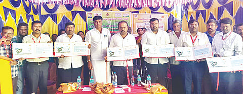  ಅಂಚೆ ಇಲಾಖೆ ವತಿಯಿಂದ ವಿಶೇಷ ಇತಿಹಾಸ ಸಾರುವ ಕೊಕ್ಕರೆ ಬೆಳ್ಳೂರು ಅಂಚೆ ಲಕೋಟೆಯನ್ನು ಶಾಸಕ ಕೆ.ಎಂ.ಉದಯ ಲೋಕಾರ್ಪಣೆಗೊಳಿಸಿದರು. ಕೆಂಪರಾಜು, ಎಂ.ಡಿ.ಆಕಾಶ್, ಪಿ.ಸಂದರ್ಶ, ಹರೀಶ್‌ಬಾಬು, ರಾಜು, ಕಾಳೇಶ್ವರ ಇದ್ದರು.