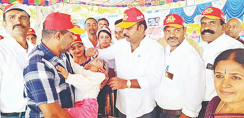 ಮದ್ದೂರು ನಗರ ಸರ್ಕಾರಿ ಬಸ್ ನಿಲ್ದಾಣದ ಆವರಣದಲ್ಲಿ ಪೋಲಿಯೋ ಲಸಿಕೆ ಅಭಿಯಾನಕ್ಕೆ ಶಾಸಕ ಕೆ.ಎಂ.ಉದಯ್ ಚಾಲನೆ ನೀಡಿದರು. ಡಾ.ರವಿಶಂಕರ್, ಶ್ರೀನಿವಾಸ್, ತಿಪ್ಪೂರು ರಾಜೇಶ್, ಬಿ.ಡಿ.ಹೊನ್ನೇಗೌಡ, ಸಿದ್ದರಾಜು ಇದ್ದರು.