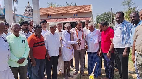 ಮದ್ದೂರು ತಾಲೂಕಿನ ಕೊಪ್ಪ ಹೋಬಳಿಯ ಹರಳಕೆರೆ ಗ್ರಾಮದಲ್ಲಿ ಬಸ್ ತಂಗುದಾಣ ಕಾಮಗಾರಿಗೆ ವಿಧಾನ ಪರಿಷತ್ ಸದಸ್ಯ ವಿವೇಕಾನಂದ ಚಾಲನೆ ನೀಡಿದು. ಮುಖಂಡರಾಧ ರವಿ, ಶಿವರಾಮು, ಗಿರೀಶ್, ಕೆ.ಟಿ.ಲಕ್ಷ್ಮಣ್, ಚಂದ್ರು, ದೇವರಾಜು ಇದ್ದರು.