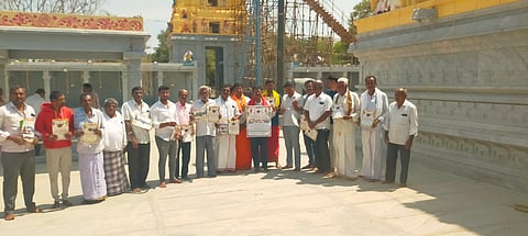  ಮದ್ದೂರು ತಾಲೂಕಿನ ಆಲೂರು ಗ್ರಾಮದಲ್ಲಿರುವ ಶ್ರೀ ಬೀರೇಶ್ವರಸ್ವಾಮಿ ದೇವಸ್ಥಾನದ ಜೀರ್ಣೋದ್ಧಾರ ಕಾರ್ಯಕ್ರಮದ ಕರಪತ್ರಗಳನ್ನು ದೇಗುಲದ ವ್ಯವಸ್ಥಾಪಕ ಪೂಜಾರಿ ನಿಜಬೀರಪ್ಪ ಹೆಗಡೆ ಬಿಡುಗಡೆಗೊಳಿಸಿದರು. ಪೂಜಾರಿ ಶಿವಬೀರಯ್ಯ, ಪೂಜಾರಿ ಬೀರೇಶ್ ಕಬ್ಬಾರೆ, ಪೂಜಾರಿ ಬೀರೇಶ್, ಮಹದೇವು, ರಾಮಣ್ಣ, ಭರತ್, ಕಾರ್ತಿಕ್‌ಹೆಗಡೆ ಸೇರಿದಂತೆ ಇತರರಿದ್ದರು.