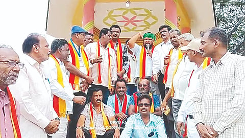 ಕಸ್ತೂರಿ ಕರ್ನಾಟಕ ಜನಪರ ವೇದಿಕೆಯಿಂದ 46ನೇ ರೈತ ಹುತಾತ್ಮ ದಿನಾಚರಣೆ ಅಂಗವಾಗಿ ಮದ್ದೂರು ನಗರದ ಮಳವಳ್ಳಿ ರಸ್ತೆಯಲ್ಲಿರುವ ವಿಶ್ವ ರೈತ ನಾಯಕ ಪ್ರೊ. ನಂಜುಂಡಸ್ವಾಮಿ ಅವರ ಪುತ್ಥಳಿಗೆ ಪುಷ್ಪಾರ್ಚನೆ ಮಾಡಲಾಯಿತು. ವಿ.ಸಿ.ಉಮಾಶಂಕರ್, ತಿಪ್ಪೂರು ರಾಜೇಶ್, ಎಂ.ಸಿ.ಲಿಂಗರಾಜು, ಆಲೂರು ಚೆನ್ನಪ್ಪ ಇತರರು ಇದ್ದರು.