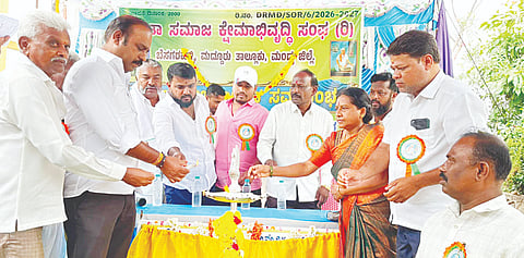 ಮದ್ದೂರು ತಾಲೂಕಿನ ಬೆಸಗರಹಳ್ಳಿ ಗ್ರಾಮದ ಚಿಕ್ಕಮ್ಮ ದೊಡ್ಡಮ್ಮ ತಾಯಿ ದೇವಸ್ಥಾನದ ಆವರಣದಲ್ಲಿ ಆಯೋಜಿಸಿದ್ದ ಕಾರ್ಯಕ್ರಮದಲ್ಲಿ ಸವಿತಾ ಸಮಾಜ ಕ್ಷೇಮಾಭಿವೃದ್ಧಿ ಸಂಘವನ್ನು ಶಾಸಕ ಕೆ.ಎಂ.ಉದಯ್ ಉದ್ಘಾಟಿಸಿದರು. ಬಿ.ಕೆಂಪರಾಜು, ಬಿ.ಎಸ್.ಗಿರೀಶ್, ವೆಂಕಟೇಶ್, ಶಿವಕುಮಾರ್, ಲೋಕೇಶ್ ಇತರರು ಇದ್ದರು.