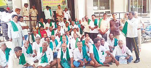 ರೈತರ ಬೇಡಿಕೆಗಳ ಈಡೇರಿಕೆಗೆ ಒತ್ತಾಯಿಸಿ ನಗರದ ತಾಲೂಕು ಕಚೇರಿ ಎದುರು ಮದ್ದೂರು ನಗರದಲ್ಲಿ 46ನೇ ವರ್ಷದ ರೈತ ಹುತಾತ್ಮರ ಸ್ಮರಣೆ ಅಂಗವಾಗಿ ರೈತ ಸಂಘದಿಂದ ಪ್ರತಿಭಟನೆ ನಡೆಯಿತು. ಪ್ರಭುಲಿಂಗು, ಕೀಳಘಟ್ಟ ನಂಜುಂಡಯ್ಯ, ಸೊ.ಸಿ. ಪ್ರಕಾಶ್, ಅಣ್ಣೂರು ಮಹೇಂದ್ರ, ಬೋರಯ್ಯ, ಚಂದ್ರಶೇಖರ್ ಇದ್ದರು.