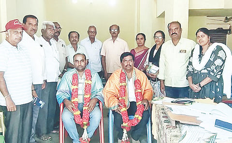 ಮದ್ದೂರು ತಾಲೂಕು ನೌಕರರ ಬಳಕೆದಾರರ ಸಹಕಾರ ಸಂಘದ ನೂತನ ಅಧ್ಯಕ್ಷರಾಗಿ ಎನ್.ಕೃಷ್ಣ, ಉಪಾಧ್ಯಕ್ಷರಾಗಿ ಎಚ್.ಆರ್.ನಾಗೇಂದ್ರ ಕುಮಾರ್ ಅವರು ಅವಿರೋಧವಾಗಿ ಆಯ್ಕೆಯಾದರು. ಕಾಂತರಾಜು, ಎಂ.ಎ.ರಾಮಲಿಂಗಯ್ಯ, ಮೂಗೂರಯ್ಯ, ಎಂ.ಟಿ.ಚಂದ್ರಶೇಖರ, ವೈ.ಎಸ್.ರತ್ನಾ, ಬಿ.ಜಿ.ನಾರಾಯಣಗೌಡ, ಸಿ.ಎಂ.ಸತೀಶ್ ಕುಮಾರ್, ಡಿ.ಎಚ್.ಸುಬ್ರಹ್ಮಣ್ಯ, ಡಿ.ಎನ್.ನಾಗರಾಜು, ಎಂ.ಎಸ್.ಪೂರ್ಣಿಮಾ, ಎಂ.ಎನ್.ಜವರಾಯಿ ಇದ್ದರು.