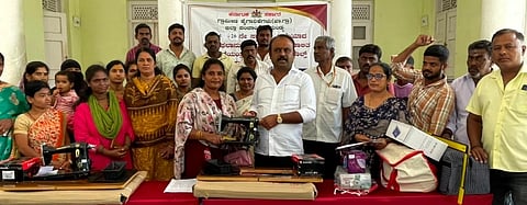 ಮದ್ದೂರು ನಗರದ ಪ್ರವಾಸಿ ಮಂದಿರದಲ್ಲಿ ನಡೆದ ಕಾರ್ಯಕ್ರಮದಲ್ಲಿ ಶಾಸಕ ಕೆ.ಎಂ. ಉದಯ್ ಅರ್ಹ ಫಲಾನುಭವಿಗಳಿಗೆ ವಿದ್ಯುತ್ ಚಾಲಿತ ಹೊಲಿಗೆ ಯಂತ್ರ ಮತ್ತು ಪವರ್ ಟೂಲ್ಸ್ ಗಳನ್ನು ವಿತರಿಸಿದರು. ದೊರೆರಾಜು, ಶಿವಣ್ಣ, ಗುಣವತಿ, ಗಿರೀಶ್ ಇದ್ದರು.