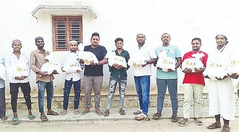 ರಂಜಾನ್ ಅಂಗವಾಗಿ ಕೃಷಿ ಸಚಿವ ಎನ್.ಚಲುವರಾಯಸ್ವಾಮಿ ಅವರು ಕೊಪ್ಪದ ಮುಸ್ಲಿಂ ಬಾಂಧವರಿಗೆ ನೀಡಿದ್ದ ಆಹಾರ ಕಿಟ್‌ಗಳನ್ನು ಗ್ರಾಮ ಪಂಚಾಯಿತಿ ಮಾಜಿ ಸದಸ್ಯ ಪರ್ವಿಜ್ ಪಾಷ ವಿತರಣೆ ಮಾಡಿದರು. ಎಗ್‌ಬಾಲ್, ಸಬೀರ್,  ಮುಕ್ತರ್, ರಫೀಕ್, ಗುಲ್ಜಾರ್, ಹಬೀರ್ ಇದ್ದರು.