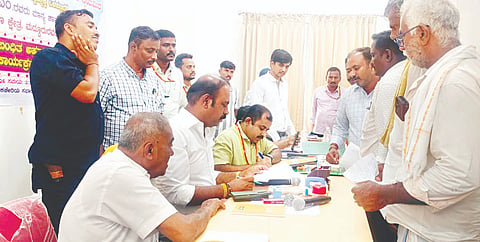 ಮದ್ದೂರು ನಗರದ ಸೆಸ್ಕ್ ಕಚೇರಿಯಲ್ಲಿ ವಿದ್ಯುತ್ ಸಮಸ್ಯೆಗಳ ಆಯೋಜಿಸಿದ್ದ ಕುಂದುಕೊರತೆ ಸಭೆಯಲ್ಲಿ ಶಾಸಕ ಕೆ.ಎಂ.ಉದಯ್ ಸಾರ್ವಜನಿಕರಿಂದ ಅಹವಾಲು ಸ್ವೀಕರಿಸಿದರು. ಶಿವಕುಮಾರ್, ಮೋಹನ್, ಮಹದೇವು, ಪ್ರದೀಪ್, ಸುನಿತಾ, ಬಸವರಾಜು, ನವೀನ್ ಇದ್ದರು.