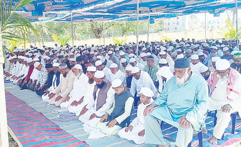 ಮದ್ದೂರು ತಾಲೂಕಿನ ಕೊಪ್ಪ ಈದ್ಗಾ ಮೈದಾನದಲ್ಲಿ ಮುಸ್ಲಿಂ ಬಾಂಧವರು ಸಡಗರ ಸಂಭ್ರಮದಿಂದ ರಂಜಾನ್ ಆಚರಣೆ ಮಾಡಿದರು.