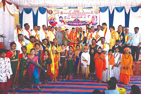 ಮುನವಳ್ಳಿ ಪಟ್ಟಣದಲ್ಲಿ ಹಮ್ಮಿಕೊಂಡಿದ್ದ ಸವದತ್ತಿ ತಾಲೂಕು ಸಾಹಿತ್ಯ ಸಮ್ಮೇಳನವನ್ನು ಯುವ ಮುಖಂಡ ಅಶ್ವತ್ಥ ವೈದ್ಯ ಉದ್ಘಾಟಿಸಿದರು. ಮುರುಂದ್ರ ಸ್ವಾಮೀಜಿ, ಮಲ್ಲಿಕಾರ್ಜುನ ಶಿವಾಚಾರ್ಯರು, ಡಾ.ಬಸು ಬೇವಿನಗಿಡದ ಇತರರಿದ್ದರು.