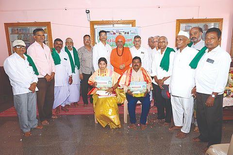 ಮುನವಳ್ಳಿ ಸೋಮಶೇಖರಮಠದಲ್ಲಿ ಹಮ್ಮಿಕೊಂಡಿದ್ದ ರೈತ ಹುತಾತ್ಮ ದಿನಾಚರಣೆಯಲ್ಲಿ ಹೂವಕ್ಕ ಜಗಮನಿ ಹಾಗೂ ನಿರಂಜನ ಬಟಕುರ್ಕಿ ಅವರಿಗೆ ಪ್ರಶಸ್ತಿ ಪ್ರದಾನ ಮಾಡಲಾಯಿತು. ಮುರುಂದ್ರ ಸ್ವಾಮೀಜಿ, ಶಿವಾನಂದ ಮೇಟಿ, ಅಂಬರೀಷ ಯಲಿಗಾರ, ಉಮೇಶ ಬಾಳಿ ಇತರರಿದ್ದರು.