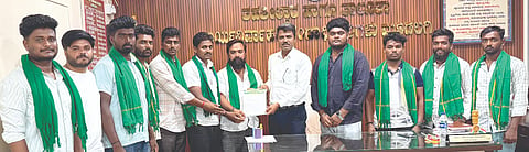 ಮೂಡಲಗಿಯಲ್ಲಿ ಭೂಮಾಪನ ಹಾಗೂ ಕೃಷಿ ಇಲಾಖೆ ಕಚೇರಿ ಸ್ಥಾಪಿಸಬೇಕೆಂದು ಆಗ್ರಹಿಸಿ ರಾಜ್ಯ ರೈತ ಸಂಘ ಹಾಗೂ ಹಸಿರು ಸೇನೆ ವತಿಯಿಂದ ತಹಸೀಲ್ದಾರ್ ಶ್ರೀಶೈಲ ಗುಡಮೆಗೆ ಮನವಿ ಸಲ್ಲಿಸಲಾಯಿತು. ಕಲ್ಮೇಶ ಗೋಕಾಕ, ಭೀಮಶಿ ಕೋರಿಶೆಟ್ಟಿ, ಶಿವು ಗೋಕಾಕ, ಅಶೋಕ ಕೊಳವಿ, ಪ್ರವೀಣ ದಡ್ಡಗೋಳ ಇತರರಿದ್ದರು.