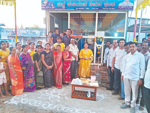 ನಿಪ್ಪಾಣಿಯ ಸಾಖರವಾಡಿ ಭಾಗದಲ್ಲಿ ಶುದ್ಧ ನೀರಿನ ಘಟಕ ಉದ್ಘಾಟನೆ ಕಾರ್ಯಕ್ರಮದಲ್ಲಿ ಶಾಸಕಿ ಶಶಿಕಲಾ ಜೊಲ್ಲೆ, ಅಮಿತ ಸಾಳ್ವೆ, ಜೀಜಾಬಾಯಿ ರಾವುತ, ಶಿಲ್ಪಾ ಖರಾಡೆ ಇತರರಿದ್ದರು.