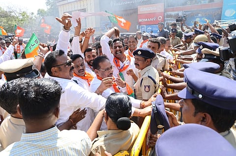 ದೆಹಲಿಯ ಭಾರತ್ ಮಂಟಪದಲ್ಲಿ ನಡೆಯುತ್ತಿರುವ ಎಐ ಇಂಪ್ಯಾಕ್ಟೃ್ ಶೃಂಗಸಭೆಯಲ್ಲಿ ಯುವ ಕಾಂಗ್ರೆಸ್ ಕಾರ್ಯಕರ್ತರು ಅಶ್ಲೀಲವಾಗಿ ವರ್ತಿಸಿ ದೇಶಕ್ಕೆ ಅವಮಾನ ಮಾಡಿದನ್ನು ಖಂಡಿಸಿ ಶನಿವಾರ ಜಿಲ್ಲಾ ಬಿಜೆಪಿ ವತಿಯಿಂದ ರಾಯಚೂರಿನ ಜಿಲ್ಲಾ ಕಾಂಗ್ರೆಸ್ ಕಚೇರಿ ಮುತ್ತಿಗೆ ಯತ್ನ ನಡೆಸಿದರು. ಶಾಸಕ ಡಾ.ಶಿವರಾಜ ಪಾಟೀಲ್, ಜಿಲ್ಲಾ ಪ್ರಧಾನ ಕಾರ್ಯದರ್ಶಿ ರವೀಂದ್ರ ಜಲ್ದಾರ್, ಸಂತೋಷ್ ರಾಜಗುರು, ರಾಘವೇಂದ್ರ ಊಟ್ಟೂರು, ಬಂಡೇಶ ವಲ್ಕಂದಿನ್ನಿ, ಶಂಶಾಲಂ, ನರಸಪ್ಪ ಯಕ್ಲಾಸಪೂರ, ಪಿ.ಯಲ್ಲಪ್ಪ, ಕಡಗೋಲ್ ಆಂಜನೇಯ, ನರಸರೆಡ್ಡಿ ಇದ್ದರು.
