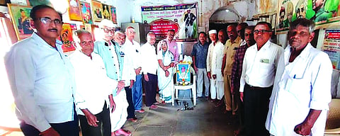 ರಾಮದುರ್ಗ ಪಟ್ಟಣದ ನಿವೃತ್ತ ನೌಕರರ ಸಂಘದ ಕಾರ್ಯಾಲಯದಲ್ಲಿ ರಾಷ್ಟ್ರೀಯ ನಿವೃತ್ತ ನೌಕರರ ದಿನ ಆಚರಿಸಲಾಯಿತು. ಜಿ.ಟಿ ಆಲಗುಂಡಿ, ಈರಣ್ಣ ನಿಜಗುಣಿ ಇತರರಿದ್ದರು.