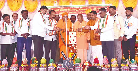 ಮುದೇನೂರ ಗ್ರಾಮದಲ್ಲಿ ಹಮ್ಮಿಕೊಂಡಿದ್ದ ಸಾಮೂಹಿಕ ಶ್ರೀ ಸತ್ಯನಾರಾಯಣ ಪೂಜಾ ಸಮಾರಂಭವನ್ನು ಗಣ್ಯರು ಉದ್ಘಾಟಿಸಿದರು. ಸಿದ್ಧಲಿಂಗ ಶಿವಾಚಾರ್ಯ ಸ್ವಾಮೀಜಿ, ಚಂದ್ರಶೇಖರ ಶಿವಾಚಾರ್ಯ ಸ್ವಾಮೀಜಿ ಇತರರಿದ್ದರು.