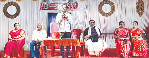 ರಾಮದುರ್ಗದಲ್ಲಿ ಹಮ್ಮಿಕೊಂಡಿದ್ದ ಸಂಸ್ಕಾರ ಸುಧಾ ಶಿಬಿರದ ಸಮಾರೋಪ ಸಮಾರಂಭದಲ್ಲಿ ಅಜರಾಜ ಮುದಕವಿ ಮಾತನಾಡಿದರು. ಗಿರೀಶ ಕುಲಕರ್ಣಿ,  ಪ್ರಹ್ಲಾದಾಚಾರ್ಯ ಜೋಶಿ, ಅಕ್ಷತಾ ಗೊರವ ಇತರರಿದ್ದರು.