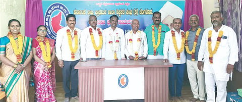ರಾಮದುರ್ಗ ನಗರದಲ್ಲಿ ತಾಲೂಕು ಪ್ರಾಥಮಿಕ ಶಾಲಾ ಶಿಕ್ಷಕರ ಸಂಘದ ನೂತನ ಪದಾಧಿಕಾರಿಗಳನ್ನು ಸನ್ಮಾನಿಸಲಾಯಿತು. ಎ.ಎ.ಮುರ್ತೋಜಿ ಹಾಗೂ ಶಿಕ್ಷಕರು ಇದ್ದರು.