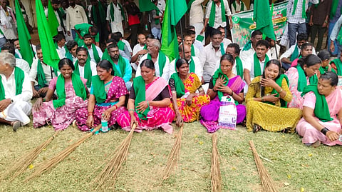  ಚಾಮರಾಜನಗರದ ಬಿ.ರಾಚಯ್ಯ ಜೋಡಿ ರಸ್ತೆಯಲ್ಲಿ ರೈತರು ಉರುಳುಸೇವೆ ಮಾಡಿ ಆಕ್ರೋಶ ವ್ಯಕ್ತಪಡಿಸಿದರು.
