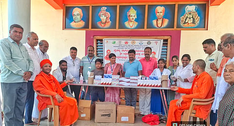  ಚಾಮರಾಜನಗರದ ಶ್ರೀಸಿದ್ಧಮಲ್ಲೇಶ್ವರ ವಿರಕ್ತ ಮಠದ ಅನುಭವ ಮಂಟಪದ ಎದುರು ಗುರುವಾರ ಆಯೋಜಿಸಿದ್ದ ಆರೋಗ್ಯ ತಪಾಸಣಾ ಶಿಬಿರ ಅನಿಮಿಯಾ ತಡೆಗಟ್ಟಲು ಕಾರ್ಯಕ್ರಮಕ್ಕೆ ನಗರದ ವಿರಕ್ತ ಮಠದ ಪೀಠಾಧಿಪತಿ ಶ್ರೀಚನ್ನಬಸವಸ್ವಾಮೀಜಿ, ಮರಿಯಾಲದ ಶ್ರೀಮುಘರಾಜೇಂದ್ರ ಮಹಾಸಂಸ್ಥಾನ ಮಠದ ಅಧ್ಯಕ್ಷ ಇಮ್ಮಡಿ ಮುರುಘರಾಜೇಂದ್ರ ಸ್ವಾಮೀಜಿ ಚಾಲನೆ ನೀಡಿದರು.   ಎಚ್.ಎಸ್.ಮಹದೇವಸ್ವಾಮಿ, ದೊಡ್ಡರಾಯಪೇಟೆ ಗಿರೀಶ್, ರಾಮಸಮುದ್ರ ಬಾಬು,ಭಾಗ್ಯ, ನಿರ್ವಾಹಕ ಮಹೇಶ್, ಗುರುಸ್ವಾಮಿ, ಮಂಜುನಾಥ್ ಸಿದ್ದಮಲ್ಲಪ್ಪ ಇತರರು ಹಾಜರಿದ್ದರು.