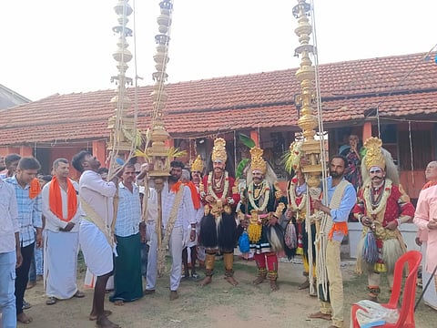 ಚಾಮರಾಜನಗರ ತಾಲೂಕಿನ ನಂಜದೇವನಪುರ ಗ್ರಾಮದಲ್ಲಿ ಇತ್ತೀಚೆಗೆ ಆಯೋಜಿಸಿದ್ದ ಬಸವ ಜಯಂತಿ ಮತ್ತು ಬಸವ ಪ್ರವಚನ ವೇದಿಕೆ ಕಾರ್ಯಕ್ರಮಕ್ಕೂ ಮುನ್ನ ವೀರಗಾಸೆ, ನಂದಿಧ್ವಜ ಕಲಾವಿದರು ಮೆರವಣೆಯಲ್ಲಿ ಪಾಲ್ಗೊಂಡರು. 