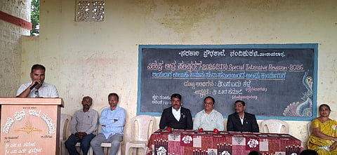 ನಂದಿಕುರಳಿ ಸರ್ಕಾರಿ ಪ್ರೌಢಶಾಲೆಯಲ್ಲಿ ಹಮ್ಮಿಕೊಂಡಿದ್ದ ಎಸ್‌ಐಆರ್ ಅರಿವು ಕಾರ್ಯಾಗಾರದಲ್ಲಿ ಸಿಆರ್‌ಪಿ ವೈ.ಕೆ.ಭಜಂತ್ರಿ ಮಾತನಾಡಿದರು. ಎಂ.ಎಸ್.ಪೂಜೇರಿ, ಪಿ.ಆರ್.ಸಮಾಜೆ, ಸುಧೀರ ಕಳ್ಳೆ ಇತರರಿದ್ದರು.