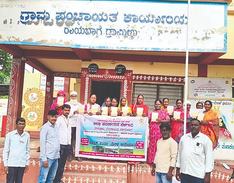ರಾಯಬಾಗ ಗ್ರಾಮೀಣ ಗ್ರಾಪಂನಲ್ಲಿ ಜಾಬ್ ಕಾರ್ಡ್ ಅಭಿಯಾನ ಜರುಗಿತು. ಪಿಡಿಒ ಹನುಮಂತ ಖಿಲಾರೆ, ಅಶೋಕ ಯಳಗುಡೆ, ಬಸವರಾಜ ಕಳಸೆ ಇತರರಿದ್ದರು.