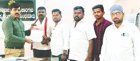 ಸಿಂಧನೂರಿನಲ್ಲಿ ತಾಪಂ ಇಒ ಚಂದ್ರಶೇಖರಗೆ ಕರ್ನಾಟಕ ರಕ್ಷಣಾ ವೇದಿಕೆ ತಾಲೂಕು ಘಟಕದಿಂದ ಗುರುವಾರ ಮನವಿ ಸಲ್ಲಿಸಲಾಯಿತು. 
