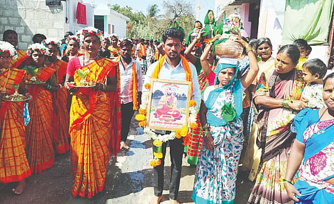 ಸೋಮಲಾಪುರದಲ್ಲಿ ಶಿವಯೋಗಿ ಸಿದ್ದರಾಮೇಶ್ವರ ಜಯಂತಿ ಅಂಗವಾಗಿ ಮಹಿಳೆಯರು ಕುಂಭ-ಕಳಸದೊಂದಿಗೆ ಭಾವಚಿತ್ರ ಮೆರವಣಿಗೆ ನಡೆಸಿದರು.