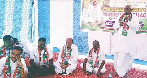 ಒಳಬಳ್ಳಾರಿ ಗ್ರಾಮದಲ್ಲಿ ಮಂಗಳವಾರ ಹಮ್ಮಿಕೊಂಡಿದ್ದ ಕಾಂಗ್ರೆಸ್ ಪಕ್ಷದ ಜನಸಂಪರ್ಕ ಸಭೆಯಲ್ಲಿ ಶಾಸಕ ಹಂಪನಗೌಡ ಬಾದರ್ಲಿ ಮಾತನಾಡಿದರು. ಗ್ರಾಮೀಣ ಬ್ಲಾಕ್ ಕಾಂಗ್ರೆಸ್ ಅಧ್ಯಕ್ಷ ಲಿಂಗಪ್ಪ ಧಡೇಸೂಗೂರು, ಜಿಪಂ ಮಾಜಿ ಸದಸ್ಯ ಬಸವರಾಜ ಹಿರೇಗೌಡರ್, ಮುಖಂಡರಾದ ಸತ್ಯನಗೌಡ ಒಳಬಳ್ಳಾರಿ, ಕರಿಯಪ್ಪ, ಮಲ್ಲನಗೌಡ ಮಾವಿನಮಡು ಇದ್ದರು. 