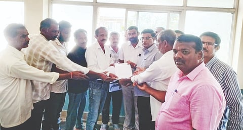  ಸೋಮವಾರಪೇಟೆ ತಾಲೂಕಿನ ಯಡವನಾಡು ಗ್ರಾಮಕ್ಕೆ ಬೀದಿನಾಯಿಗಳನ್ನು ತಂದು ಬಿಡುತ್ತಿರುವುದನ್ನು ತಡೆಯಬೇಕೆಂದು ಶಿರಸ್ತೇದಾರ್ ಉಕ್ರಪ್ಪ ಅವರ ಮೂಲಕ ತಹಸೀಲ್ದಾರರಿಗೆ ಗ್ರಾಮಸ್ಥರು ಮನವಿ ಸಲ್ಲಿಸಿದರು. ಗಣೇಶ್, ರಮೇಶ್, ತಮ್ಮಯ್ಯ ಇದ್ದರು.