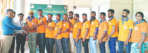 ಸೋಮವಾರಪೇಟೆ ಧರ್ಮಸ್ಥಳ ಗ್ರಾಮಾಭಿವೃದ್ಧಿ ಯೋಜನಾ ಕಚೇರಿಯಲ್ಲಿ ಶ್ರೀ ಕ್ಷೇತ್ರ ಧರ್ಮಸ್ಥಳ ಗ್ರಾಮಾಭಿವೃದ್ಧಿ ಯೋಜನೆ ವತಿಯಿಂದ ನಡೆಯುತ್ತಿರುವ ಶೌರ್ಯ ವಿಪತ್ತು ನಿರ್ವಹಣಾ ಸಮಿತಿಯ ಕೋರ್ ಕಮಿಟಿ ಸಭೆಯಲ್ಲಿ ಸ್ವಯಂ ಸೇವಕರಿಗೆ ಮಾಹಿತಿ ನೀಡಲಾಯಿತು. ವಿಠಲ್, ಜೈಚಂತ್, ಹನುಮಂತಪ್ಪ ಇದ್ದರು.