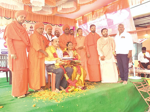 ಗುರುಬಸವ ವಿರಕ್ತ ಮಠದಲ್ಲಿ ಹಮ್ಮಿಕೊಂಡಿದ್ದ ಲಿಂ.ಮುರುೇಂದ್ರ ಸ್ವಾಮೀಜಿ ಪ್ರತಿಮೆ ಲೋಕಾರ್ಪಣೆ ಸಮಾರಂಭದಲ್ಲಿ ಡಾ.ಚನ್ನಪ್ಪ ಸಂಕ್ರಟ್ಟಿ ಅವರನ್ನು ಸನ್ಮಾನಿಸಲಾಯಿತು. ಶಿವಲಿಂಗ ಸ್ವಾಮೀಜಿ, ಶಿವಲಿಂಗೇಶ್ವರ ಸ್ವಾಮೀಜಿ, ಸಿದ್ಧಲಿಂಗ ಸ್ವಾಮೀಜಿ ಇತರರಿದ್ದರು.