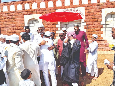 ಸವದತ್ತಿ ಈದ್ಗಾ ಮೈದಾನದಲ್ಲಿ ರಂಜಾನ್ ಸಾಮೂಹಿಕ ಪ್ರಾರ್ಥನೆ ಬಳಿಕ ಶಾಸಕ ವಿಶ್ವಾಸ ವೈದ್ಯ ಮುಸ್ಲಿಂ ಸಮುದಾಯದವರಿಗೆ ಶುಭಾಶಯ ವಿನಿಮಯ ಮಾಡಿದರು. ಮೌಲಾನಾ ಇಮ್ತಿಯಾಜ್, ಚಂದ್ರು ಶಾಮರಾಯನವರ, ಬಿ.ಎಂ.ಯಲಿಗಾರ ಇತರರಿದ್ದರು.