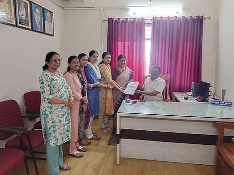 ಸವದತ್ತಿ ಜೈಂಟ್ಸ್ ಗ್ರ್ರೂಪ್ ಆ್ ಸಹೇಲಿ ಅಧ್ಯಕ್ಷೆ ಪಾರ್ವತಿ ಕಾಂತಿಮಠ ಗ್ರೇಡ್-2 ತಹಸೀಲ್ದಾರ್ ಎಂ.ಎನ್.ಮಠದ ಅವರಿಗೆ ಮನವಿ ಸಲ್ಲಿಸಿದರು. ಸೀಮಾ ವನಕಿ, ಪಲ್ಲವಿ ಪದಕಿ, ನಾಗವೇಣಿ ಕುಲಕರ್ಣಿ ಇತರರಿದ್ದರು.