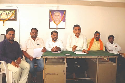 ಸವದತ್ತಿ ನಗರದಲ್ಲಿ ಸುದ್ದಿಗೋಷ್ಠಿಯಲ್ಲಿ ವಿರೂಪಾಕ್ಷ ಮಾಮನಿ ಮಾತನಾಡಿದರು. ಮಹಾದೇವ ಮುರಗೋಡ, ಸುಭಾಸ ಗೀದಿಗೌಡ್ರ, ಈರಣ್ಣ ವೀರಶೆಟ್ಟಿ ಇತರರಿದ್ದರು.