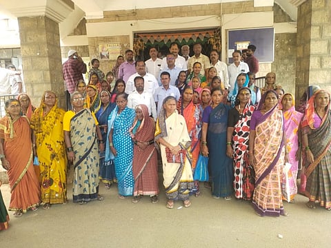 ಯಲ್ಲಮ್ಮನ ಗುಡ್ಡದಲ್ಲಿ ನಿರ್ಮಿಸಿದ ವಾಣಿಜ್ಯ ಸಂಕೀರ್ಣ ಮಳಿಗೆಗಳನ್ನು ಉಚಿತವಾಗಿ ವಿತರಿಸುವಂತೆ ಆಗ್ರಹಿಸಿ ಮಹಿಳಾ ಅಭಿವೃದ್ಧಿ ಮತ್ತು ಸಂರಕ್ಷಣಾ ಸಂಸ್ಥೆ ವತಿಯಿಂದ ಸವದತ್ತಿ ನಗರದಲ್ಲಿ ತಹಸೀಲ್ದಾರ್ ಮಲ್ಲಿಕಾರ್ಜುನ ಹೆಗ್ಗಣ್ಣವರಗೆ ಮನವಿ ಸಲ್ಲಿಸಲಾಯಿತು. ನಾಗಪ್ಪ ಬಡೆಪ್ಪನವರ, ಮಲ್ಲಪ್ಪ ಮಾದರ ಇತರರಿದ್ದರು.