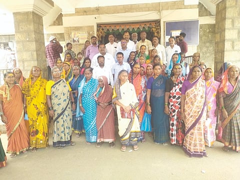ಯಲ್ಲಮ್ಮನ ಗುಡ್ಡದಲ್ಲಿ ನಿರ್ಮಿಸಿದ ವಾಣಿಜ್ಯ ಮಳಿಗೆಗಳನ್ನು ಉಚಿತವಾಗಿ ವಿತರಿಸುವಂತೆ ಆಗ್ರಹಿಸಿ ಮಹಿಳಾ ಅಭಿವೃದ್ಧಿ ಮತ್ತು ಸಂರಕ್ಷಣಾ ಸಂಸ್ಥೆ ವತಿಯಿಂದ ಸವದತ್ತಿ ನಗರದಲ್ಲಿ ತಹಸೀಲ್ದಾರ್ ಮಲ್ಲಿಕಾರ್ಜುನ ಹೆಗ್ಗಣ್ಣವರಗೆ ಮನವಿ ಸಲ್ಲಿಸಲಾಯಿತು. ನಾಗಪ್ಪ ಬಡೆಪ್ಪನವರ, ಮಲ್ಲಪ್ಪ ಮಾದರ ಇತರರಿದ್ದರು.