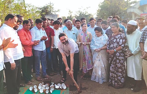 ಸಂಕೇಶ್ವರ-ಸದಲಗಾ ರಸ್ತೆ ಡಾಂಬರೀಕರಣ ಕಾಮಗಾರಿಗೆ ಶಾಸಕ ನಿಖಿಲ ಕತ್ತಿ ಚಾಲನೆ ನೀಡಿದರು. ಸಂಸದೆ ಪ್ರಿಯಾಂಕಾ ಜಾರಕಿಹೊಳಿ, ಗಜಾನನ ಕ್ವಳ್ಳಿ, ಶಿವಾನಂದ ಮುಡಶಿ ಇತರರಿದ್ದರು.